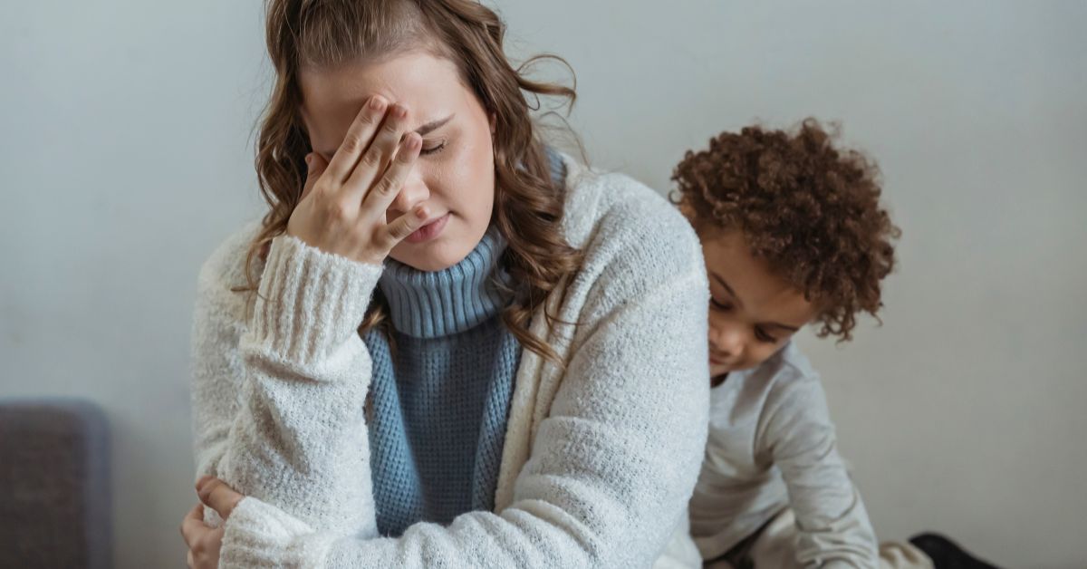 عندما تنفعل الأم تحت ضغط الشّريك النّرجسي : كيف تصلح؟